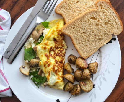 Spinach and Mushroom Egg White Omelette with Whole Wheat Toast